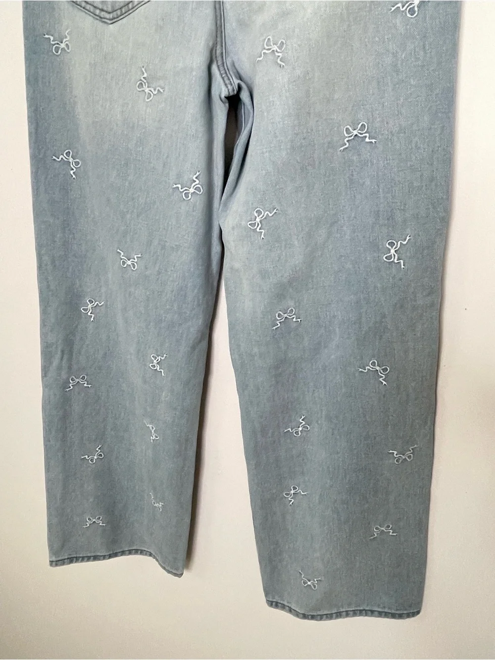 Feminine | Cali 1850 Embroidered Bow Wide Leg Jeans | Light Wash High Rise | 7 - Picture 8 of 11